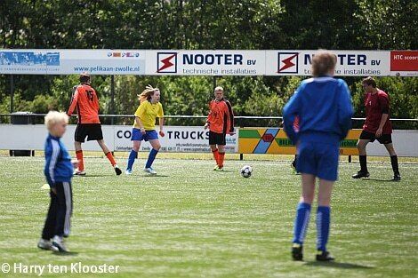 02-06-2012_g_voetbal_htc_sportpark_de_pelikaan_01.jpg